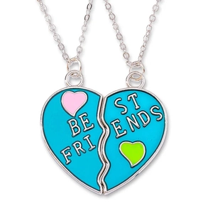 Detail van blauwe emaille hartvormige Best Friends hangers met magnetische sluiting