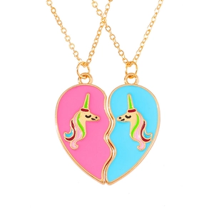 Detail van roze en blauwe unicorn BFF-kettingen in hartvorm voor beste vriendinnen