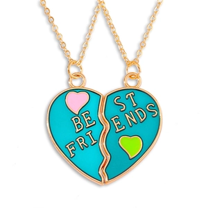 Detail van magnetische BFF-halskettingen met blauw email en Best Friends gravure
