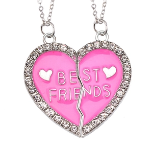 Detail van roze emaille hartketting met strassteentjes en Best Friends gravure