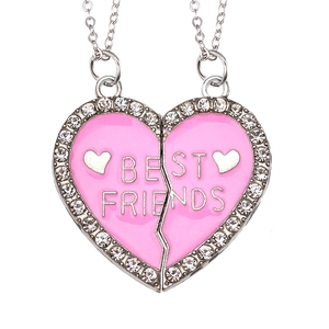 Detailopname van de roze magnetische BFF-hartketting met strassteentjes en Best Friends-tekst