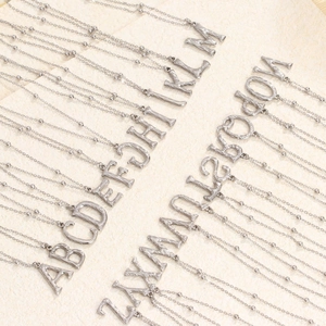 Collar de letras de acero de titanio plateado con textura de corteza en cadena de perlas