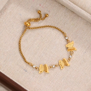 Bracelet papillon doré avec accents en zircon et fermoir coulissant réglable