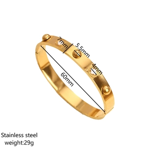 Poliertes roségoldenes Edelstahl-Armband mit Perlenanhängern und 60 mm Innendurchmesser