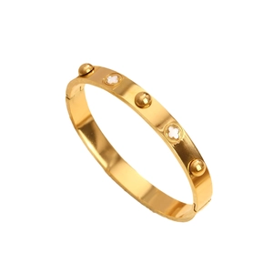 Roségoldener Titan-Armreif mit weißen Kleeblatt-Einsätzen und Nieten-Details für Damen