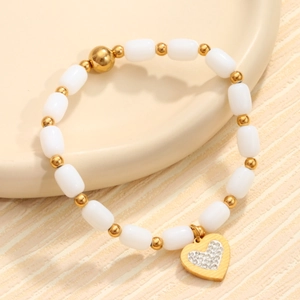 Bracelet élégant avec perles blanches, détails dorés et breloque en forme de cœur