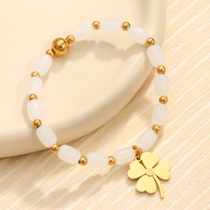 Bracelet perlé élégant avec perles blanches, perles blanches, entretoises dorées et pendentif trèfle