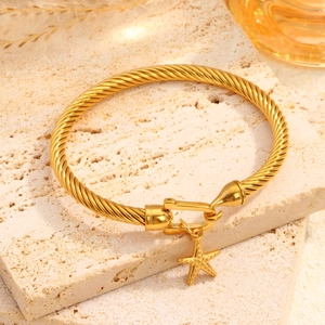 Brazalete de cable náutico bañado en oro con cierre de herradura y dije de estrella