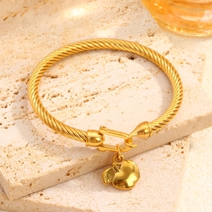 Pulsera de cuerda trenzada en oro 18k con hebilla en U y colgante de corazón