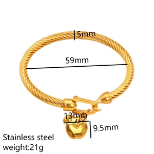 Pulsera de cable chapada en oro con colgante de corazón y cierre de herradura