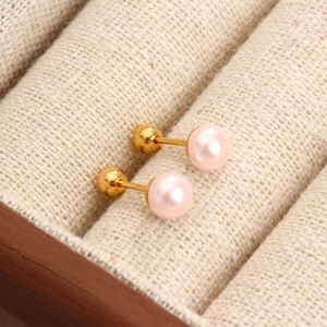 Orecchini a perno con perle rosa sirena e dettagli dorati in una scatola regalo