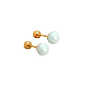 Eleganti orecchini a perno con perle rosa sirena e chiusura a vite dorata su sfondo bianco