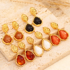 Lot de cinq paires de boucles d'oreilles vintage avec disques dorés et gouttes colorées