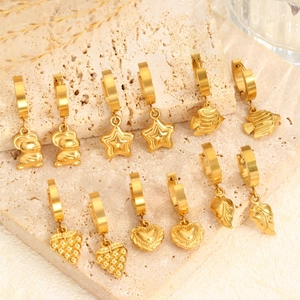 Sechser-Set goldene Edelstahl-Ohrringe mit Stern-, Herz- und Tieranhängern auf Stein