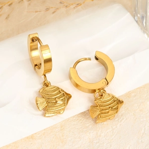 Goldene Titanstahl-Ohrringe mit Tropenfisch-Anhänger auf minimalistischem Hintergrund