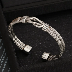 Brazalete de acero inoxidable trenzado con nudo náutico y diseño abierto para hombre