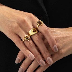 Drei goldene unregelmäßige Ringe mit Tigerauge-Steinen in Sonnenstrahl- und Streifendesigns