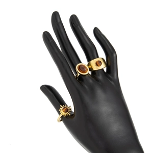 Detail von Vintage-Goldringset mit Tigerauge-Steinen auf schwarzem Modell-Display