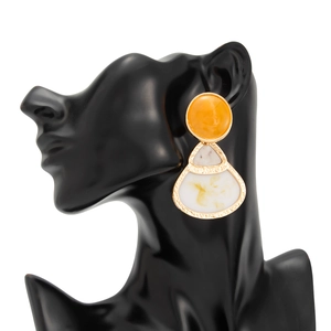 Detail von tropfenförmigen Goldohrringen mit marmoriertem Kunstharz in Orange und Weiß