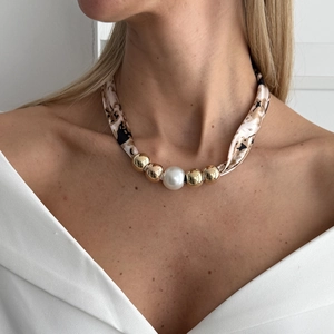 Zijden sjaal ketting met luipaardprint, grote parel en gouden kralen op een model getoond