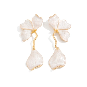 Elegante vergoldete Blumenohrringe mit weißen Emaille-Blütenblättern im Lagen-Design