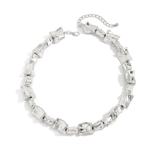 Detail van zilveren geometrische ketting met karabijnsluiting en verstelbare verlengketting