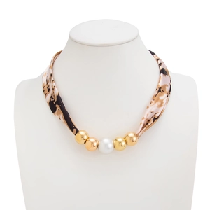 Detail van de luipaard zijden sjaal ketting met een grote witte parel en gouden kralen