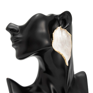Moderne Ohrstecker in Blütenform mit Marmor-Textur und elegantem Goldrand auf Mannequin