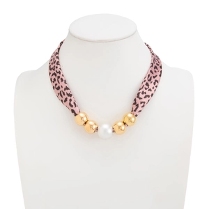 Detail van de roze zijden sjaal ketting met luipaardprint, parels en gouden kralen