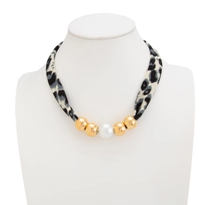 Macro-detail van de luipaardprint stoffen ketting met gouden kralen en imitatieparels
