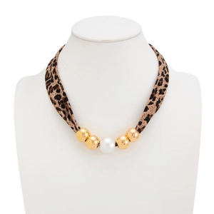 Detail van luipaardprint stoffen ketting met centrale parel en goudkleurige kralen op model