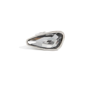 Vista macro di un anello geometrico in lega d'argento con cristallo acrilico grigio scuro