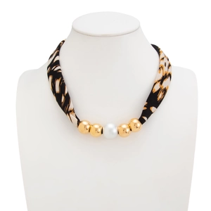 Detail van luipaardprint sjaalketting met gouden kralen en een centrale parel