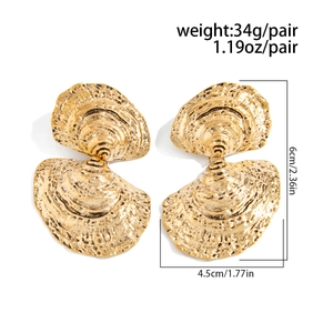 Detailansicht großer goldener Muschelohrringe mit Maßen 6 cm und Gewicht 34 g