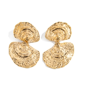 Detailansicht goldener Muschelohrringe mit realistischen Metalltexturen und Falten