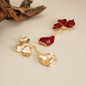 Détails de boucles d'oreilles 3D en métal avec glaçage émail rouge et finition dorée