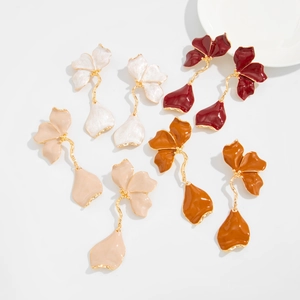 Détails de boucles d'oreilles fleurs avec tiges ondulées en blanc perle et bordeaux