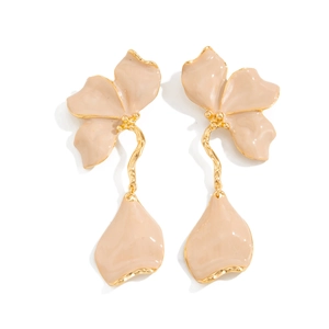Détails des boucles d'oreilles à fleurs avec émail beige et chaînes à glands dorés