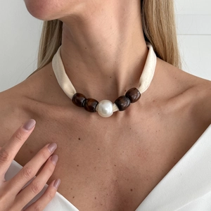 Bohemian choker ketting met houten kralen en witte parel op fluwelen koord