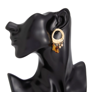 Details von Vintage-Gold-Ohrringen mit Bernstein-Resin- und Perlenanhängern