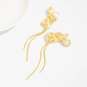 Détails de boucles d'oreilles fleurs dorées texturées avec longues pompons en chaîne
