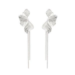 Détail de boucles d'oreilles fleur en métal brossé argenté avec longues pampilles