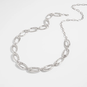 Détail de bijoux de corps chaîne en O argentée avec de grands anneaux et un fermoir