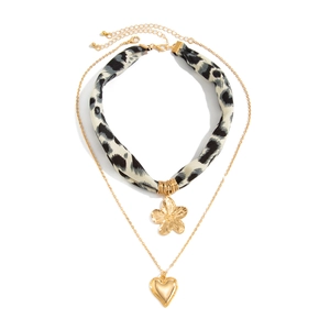 Details der zweilagigen Goldkette mit Leopardenmuster-Choker und Herzanhänger