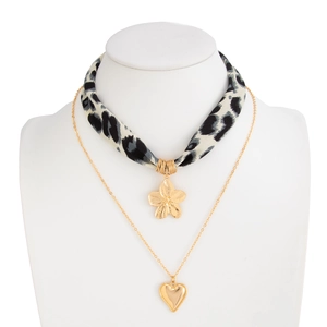 Detail von Leoparden-Choker und goldener Halskette mit Herz- und Blumenanhängern