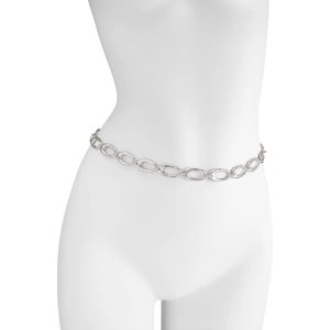 Vue détaillée de la chaîne de taille argentée à maillons ovales sur un mannequin blanc