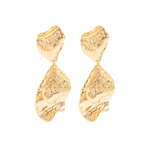 Boucles d'oreilles pendantes fleurs 3D dorées avec pétales martelés et design de pompons