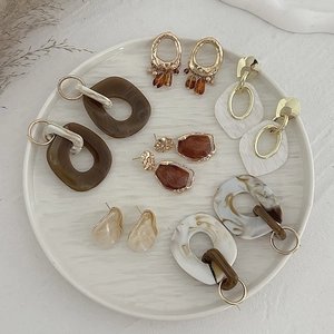 Orecchini Pendenti Geometrici in Lega e Resina per Donna Placcati in Oro con Motivo Marmo Ambra Caffè Gioielli di Moda