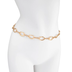Détail de la chaîne de taille dorée à maillons ovales portée sur un mannequin blanc