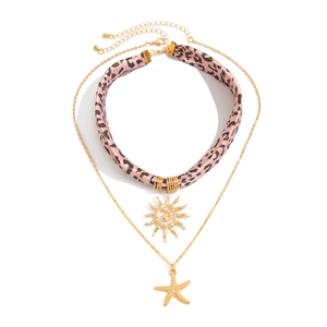 Detail von rosa Leopard-Choker mit Sonnenanhänger und Seestern-Halsketten-Set